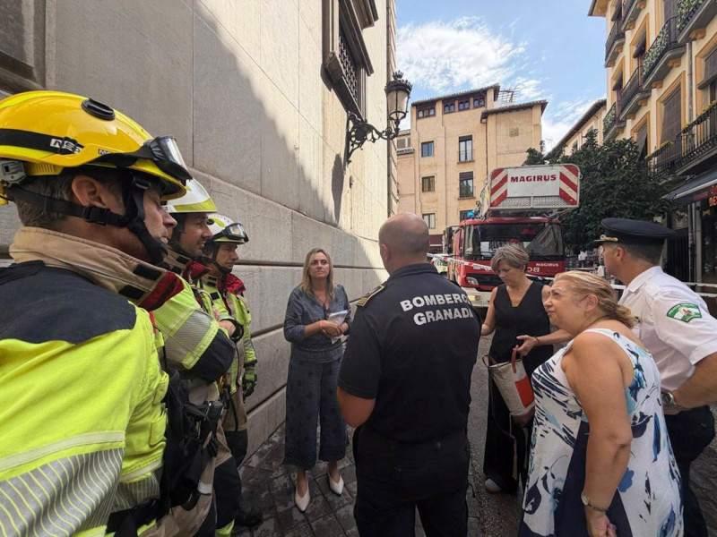 La alcaldesa de Granada, Marifrán Carazo, junto a bomberos durante las actuaciones a consecuencia de los terremotos de mediados de agosto de 2026 en Granada y su área metropolitana (AYUNTAMIENTO DE GRANADA) La alcaldesa de Granada, Marifrán Carazo, junto a bomberos durante las actuaciones a consecuencia de los terremotos de mediados de agosto de 2026 en Granada y su área metropolitana (AYUNTAMIENTO DE GRANADA)