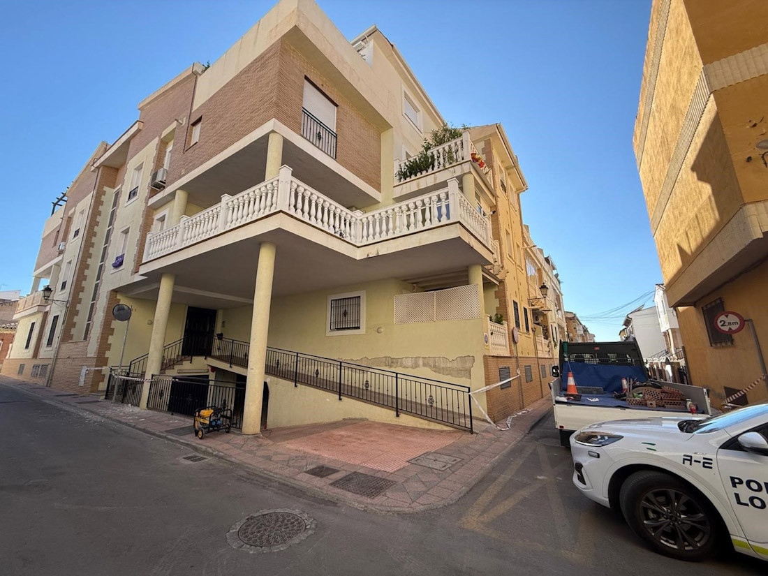 Imagen del edificio con 46 viviendas desalojado este martes al mediodía en Armilla (Granada) tras detectarse grietas en sus pilares, que ya están siendo reforzados (AYUNTAMIENTO DE ARMILLA)