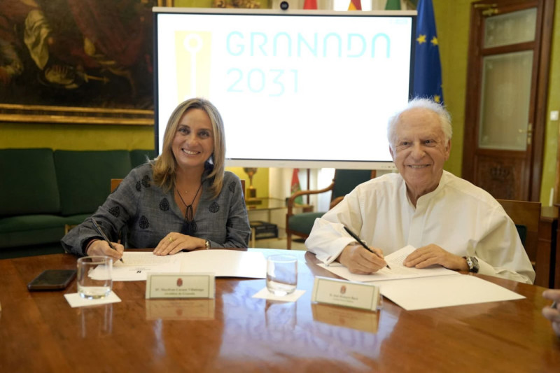 Imagen de la alcaldesa de Granada, Marifrán Carazo, y el guitarrista Pepe Romero (AYUNTAMIENTO DE GRANADA)
