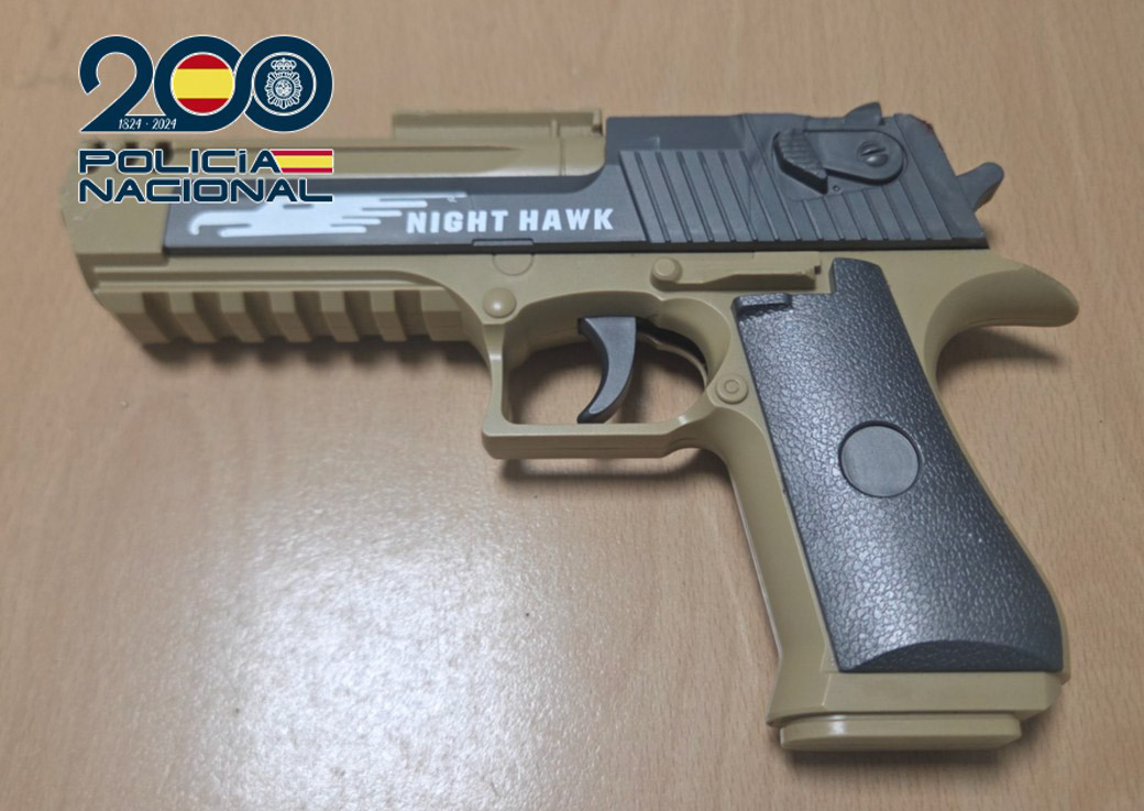 Arma simulada incautada (POLICÍA NACIONAL)