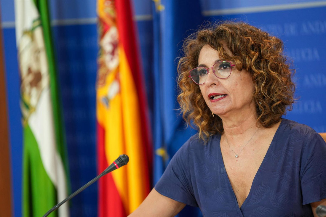 La secretaria general del PSOE-A y portavoz del Grupo Parlamentario Socialista, María Jesús Montero, ofrece una rueda de prensa en el Parlamento. (MARÍA JOSÉ LÓPEZ - EUROPA PRESS)