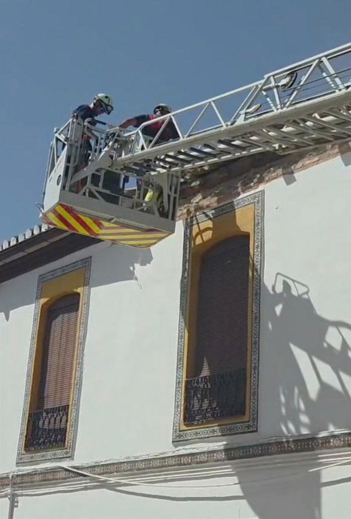 Trabajos de reparación de cornisas y fachadas en La Zubia por la serie sísmica de Granada y su área metropolitana en agosto de 2026 (AYUNTAMIENTO DE LA ZUBIA)