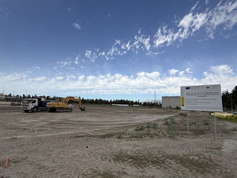 Está en ejecución la mejora del terreno, en torno a 30.000 metros cuadrados, a la que seguirá la instalación de las correspondientes redes de servicio y, posteriormente, la pavimentación del espacio (PUERTO DE MOTRIL) Está en ejecución la mejora del terreno, en torno a 30.000 metros cuadrados, a la que seguirá la instalación de las correspondientes redes de servicio y, posteriormente, la pavimentación del espacio (PUERTO DE MOTRIL)
