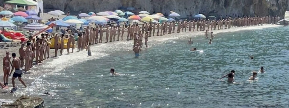 Cadena humana reivindicativa del carácter nudista de la playa de Cantarriján convocada por el colectivo (AAPNC)