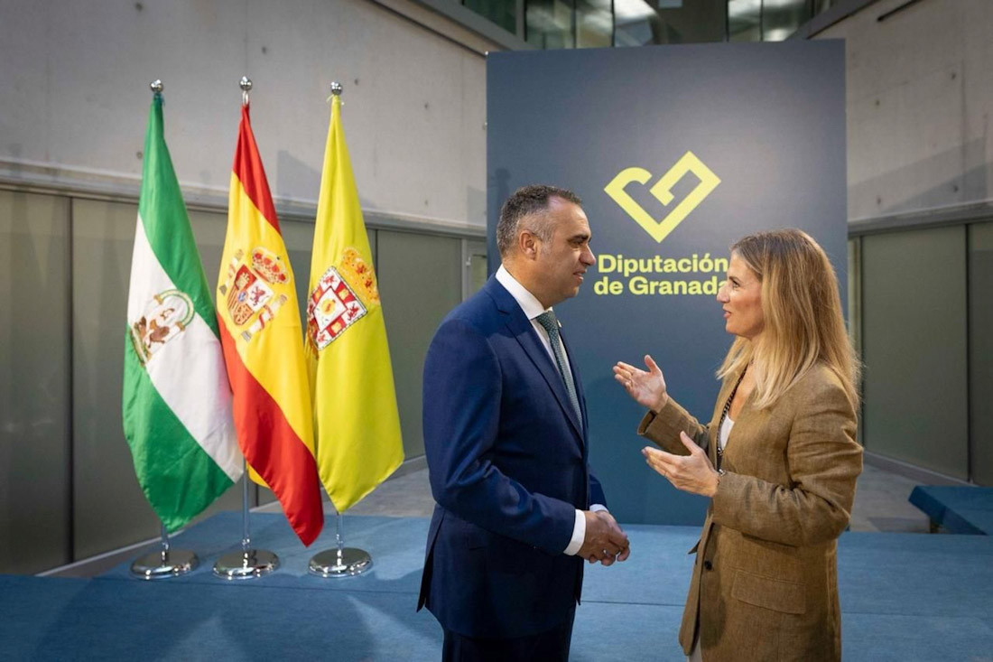 Durante el encuentro, Rodríguez y Mestre han repasado los principales retos que afronta la provincia y el trabajo que se viene desarrollando desde la Diputación, con especial atención a las consecuencias de los últimos terremotos (DIPUTACIÓN DE GRANADA)