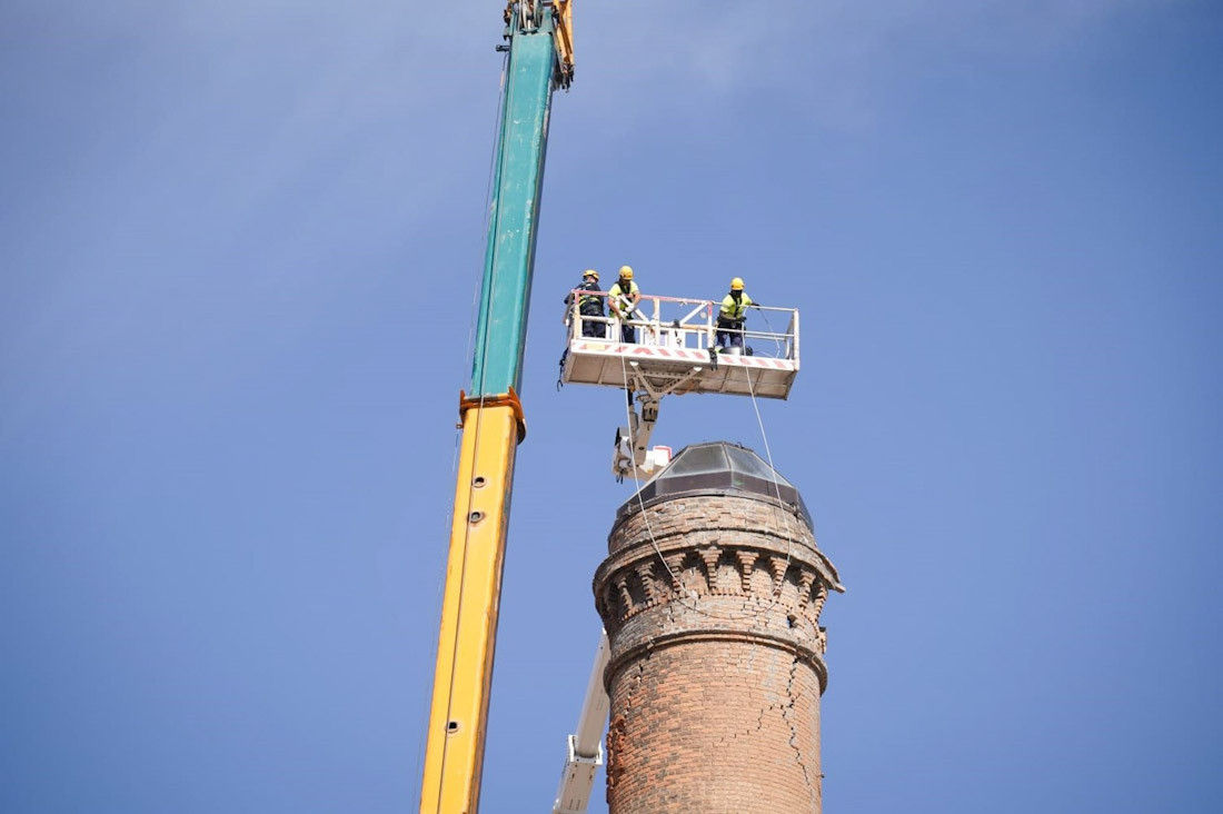 Trabajos en la chimenea de 53 metros dañada por los terremotos en Granada (FERMASA)