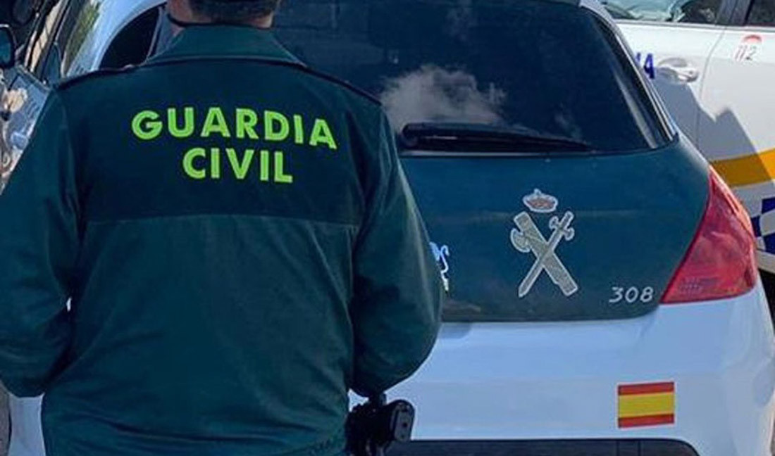 Imagen de archivo de un agente de la Guardia Civil junto a un vehículo oficial (GUARDIA CIVIL/ARCHIVO)