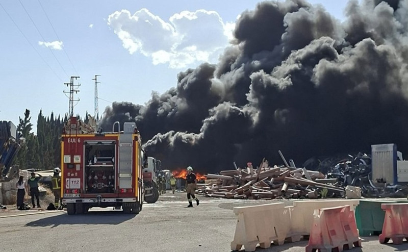 Operativos trabajan en el incendio en una planta de reciclaje en Alhendín (112 ANDALUCÍA) Operativos trabajan en el incendio en una planta de reciclaje en Alhendín (112 ANDALUCÍA)