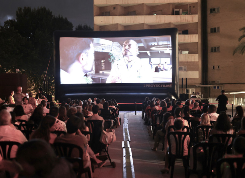 Cine de verano en el Hospital Virgen de las Nieves (GPMEDIA) Cine de verano en el Hospital Virgen de las Nieves (GPMEDIA)
