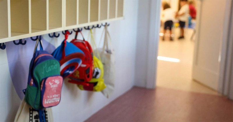 Mochilas colgadas en un aula de Infantil (MARTA FERNÁNDEZ JARA - EUROPA PRESS)