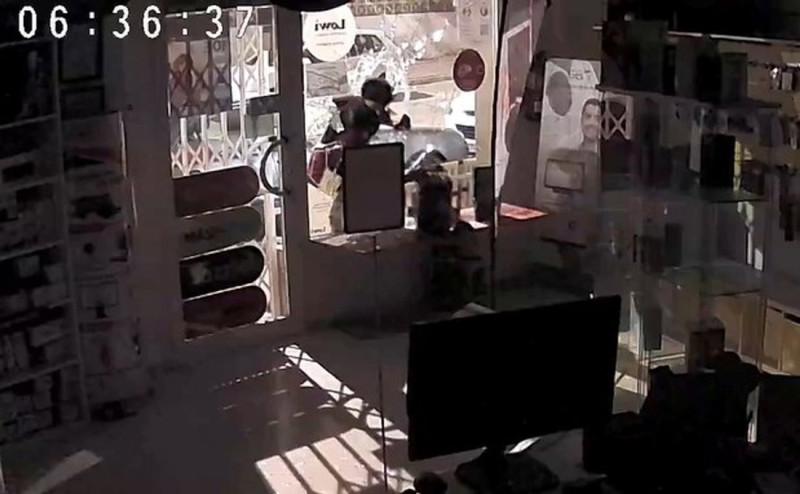 Cámaras de videovigilancia de un establecimiento de Almuñécar han captado al individuo fracturando el cristal del comercio para irrumpir en su interior para robar (GUARDIA CIVIL)