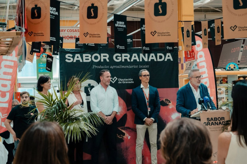 El diputado de Fondos Europeos, Desarrollo, Industria y Empleo, Antonio Díaz, ha presentado este viernes la acción promocional de Sabor Granada que reúne a 22 empresas de la provincia en el Centro Comercial Alcampo Motril (DIPUTACIÓN DE GRANADA) El diputado de Fondos Europeos, Desarrollo, Industria y Empleo, Antonio Díaz, ha presentado este viernes la acción promocional de Sabor Granada que reúne a 22 empresas de la provincia en el Centro Comercial Alcampo Motril (DIPUTACIÓN DE GRANADA)
