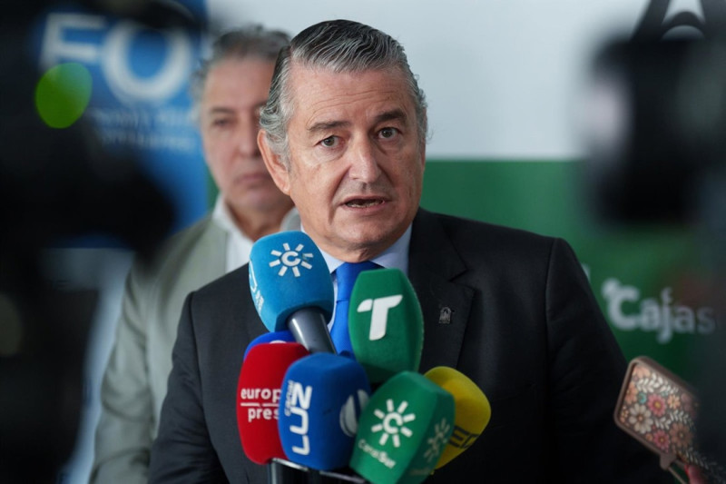 El vicepresidente primero de la Junta y consejero de Presidencia, Sanidad y Emergencias, Antonio Sanz, informa de la desactivación de la fase de emergencia del Plan ante el Riesgo Sísmico (FRANCISCO J. OLMO / EUROPA PRESS)