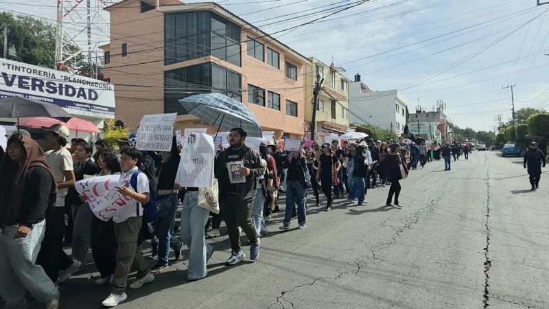 Estudiantes de la Universidad Autónoma del Estado de Morelos (UAEM) inician marcha por las calles de Cuernavaca para exigir justicia por el feminicidio de la alumna española Claudia Tacoronte (HERALDO EMDIA GROUP)
