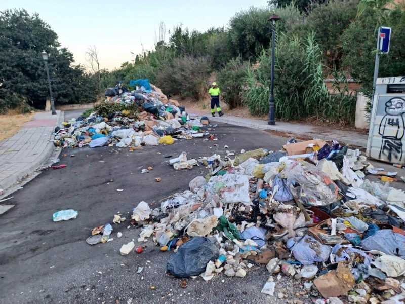 Al volcar el contenedor con restos de brasas en el camión, estos provocaron un incendio en el interior del vehículo, poniendo en riesgo al trabajador encargado de la recogida (AYUNTAMIENTO DE HUÉTOR VEGA)