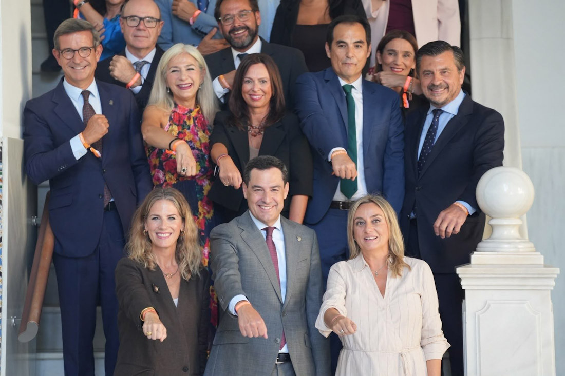 Foto de familia en el Parlamento andaluz con motivo de la declaración institucional en apoyo a la candidatura de Granada a Capital Europea de la Cultura (MARÍA JOSÉ LÓPEZ/EUROPA PRESS)