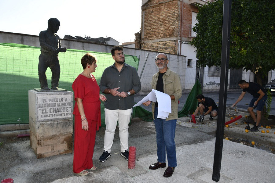 El alcalde junto a los concejales de Contratación y Medio Ambiente visitan las obras de la plaza de los Naranjos (ALBOLOTE INFORMACIÓN)