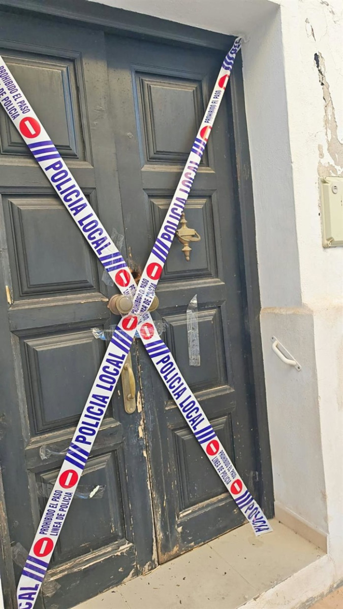 Puerta de la casa de la vivienda cuya okupación ha sido frustrada este lunes por Policía Local de Íllora y Guardia Civil (POLICÍA LOCAL DE ÍLLORA)