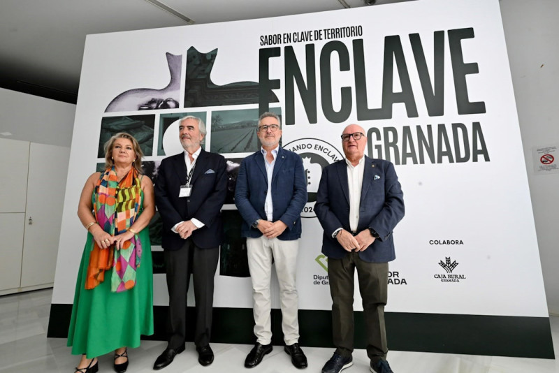El diputado de Fondos Europeos, Desarrollo, Industria y Empleo, Antonio Díaz, ha presidido el acto de entrega de las Distinciones Sabor Granada 2026, celebrado en el marco de 'Cocinando ENCLAVE 2026' en el Teatro CajaGranada (DIPUTACIÓN DE GRANADA)