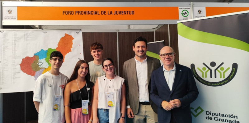El diputado provincial de Centros Sociales, Mayores y Juventud de Granada, Roberto González, ha participado en la apertura del stand del Foro Provincial de la Juventud (DIPGRA)