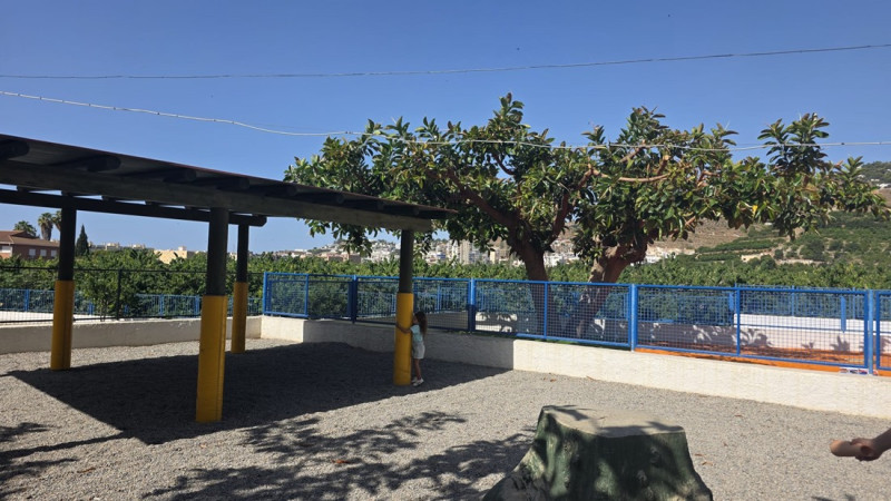 Instalación de una pérgola en un colegio de Almuñécar (AYTO. ALMUÑÉCAR)