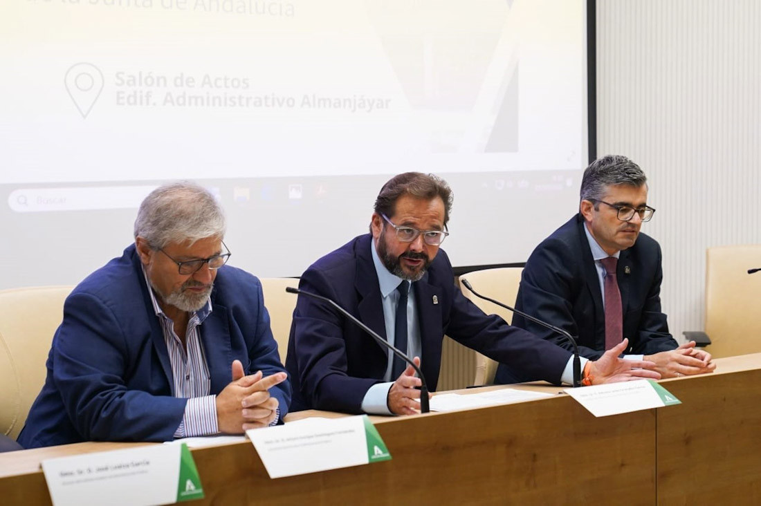 El delegado del Gobierno andaluz en Granada, Antonio Granadosd, el delegado de Empleo, Empresa y Trabajo Autónomo y de Inteligencia Artificial, Desarrollo Digital y Administración Pública, Javier Martín, y el director del IAAP, José Loaiza (JUNTA)