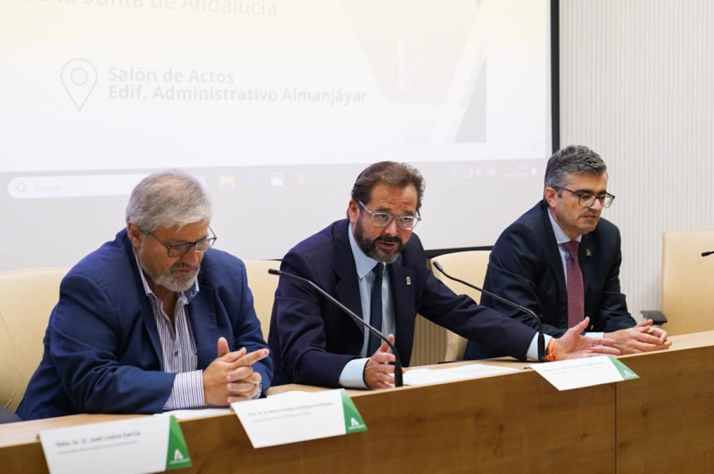 El delegado del Gobierno andaluz en Granada, Antonio Granadosd, el delegado de Empleo, Empresa y Trabajo Autónomo y de Inteligencia Artificial, Desarrollo Digital y Administración Pública, Javier Martín, y el director del IAAP, José Loaiza (JUNTA) El delegado del Gobierno andaluz en Granada, Antonio Granadosd, el delegado de Empleo, Empresa y Trabajo Autónomo y de Inteligencia Artificial, Desarrollo Digital y Administración Pública, Javier Martín, y el director del IAAP, José Loaiza (JUNTA)