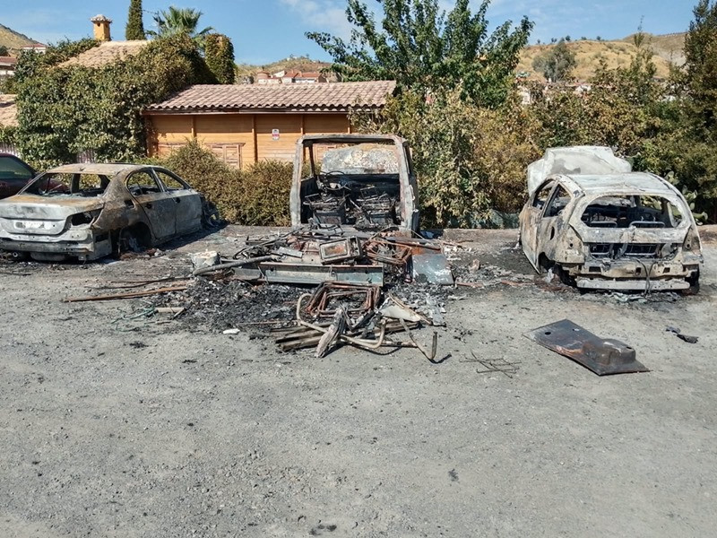 Coches calcinados en Cenes de la Vega )VOX)
