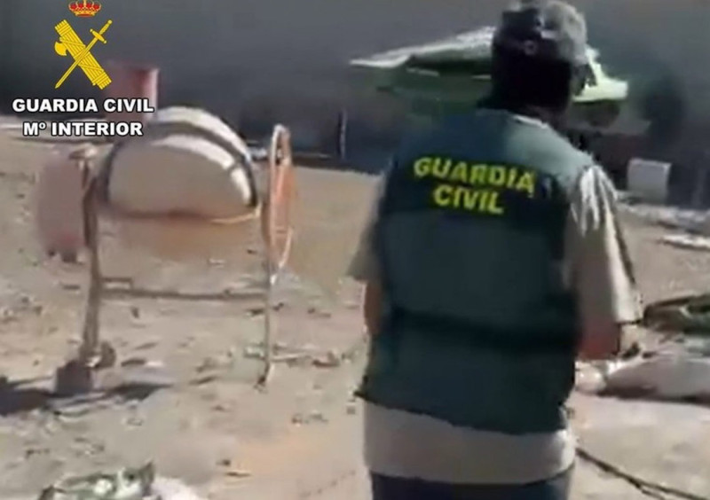 En una de las actuaciones se hallaron tres armas cortas de fuego con sus cargadores ocultas en el interior de una hormigonera en la vía pública (GUARDIA CIVIL) En una de las actuaciones se hallaron tres armas cortas de fuego con sus cargadores ocultas en el interior de una hormigonera en la vía pública (GUARDIA CIVIL)