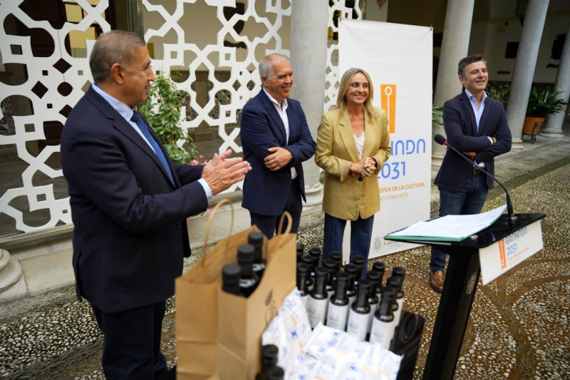 La alcaldesa de Granada, Marifrán Carazo, en la presentación de la incorporación de la imagen de Granada 2031 a Conde de Benalúa y Maritoñi (AYUNTAMIENTO DE GRANADA) La alcaldesa de Granada, Marifrán Carazo, en la presentación de la incorporación de la imagen de Granada 2031 a Conde de Benalúa y Maritoñi (AYUNTAMIENTO DE GRANADA)