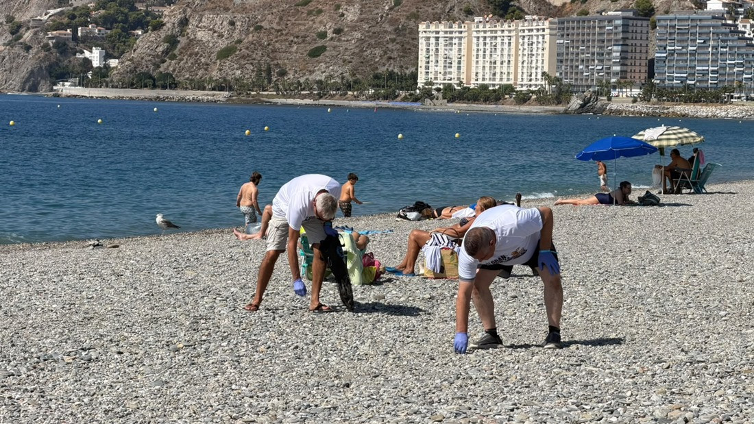 Voluntarios retiran basura de la playa de San Cristóbal en Almuñécar (AYTO. ALMUÑÉCAR)